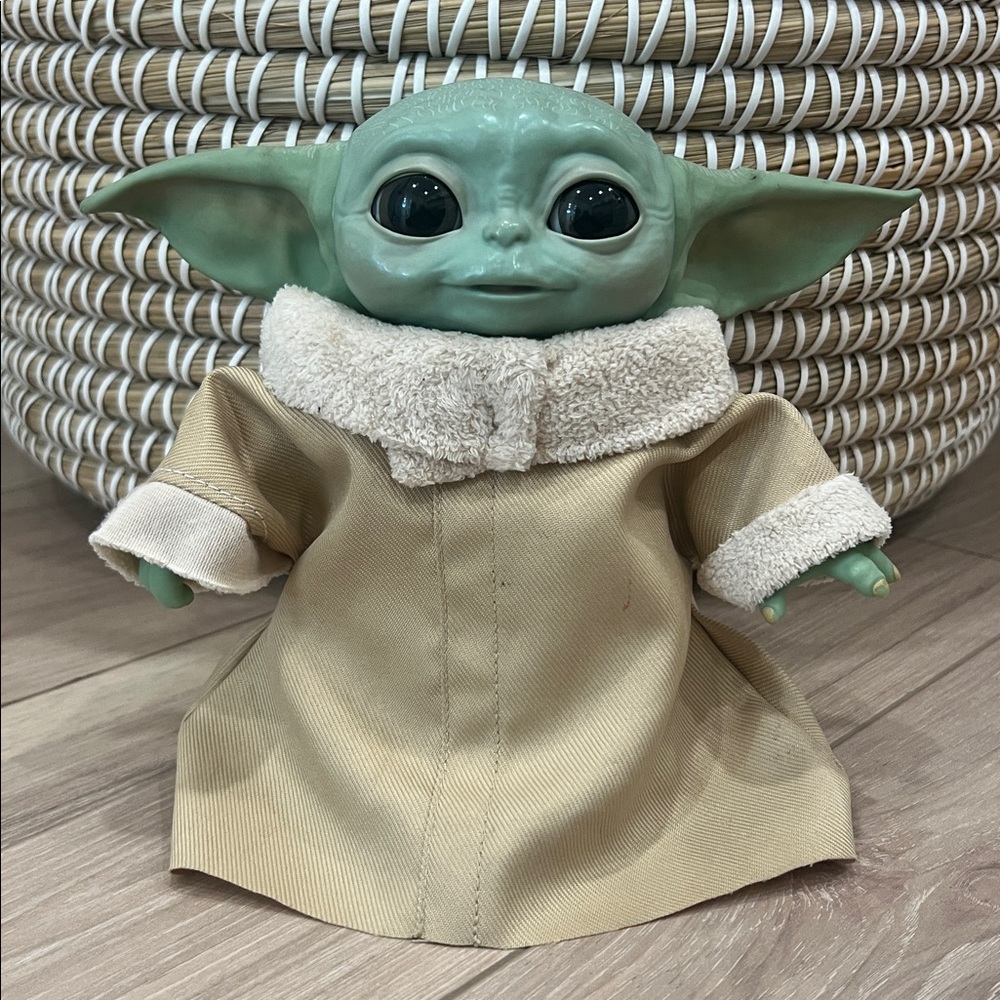 Star Wars The Mandalorian The Child 8” Animatronic Edition Baby Yoda Grogu
